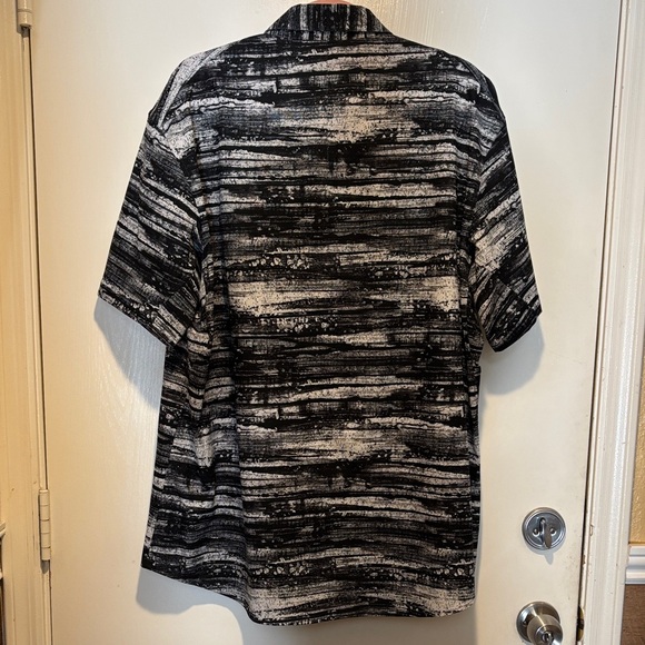 lululemon athletica Black and White Patterned Men's Shirt - Picture 4 of 7